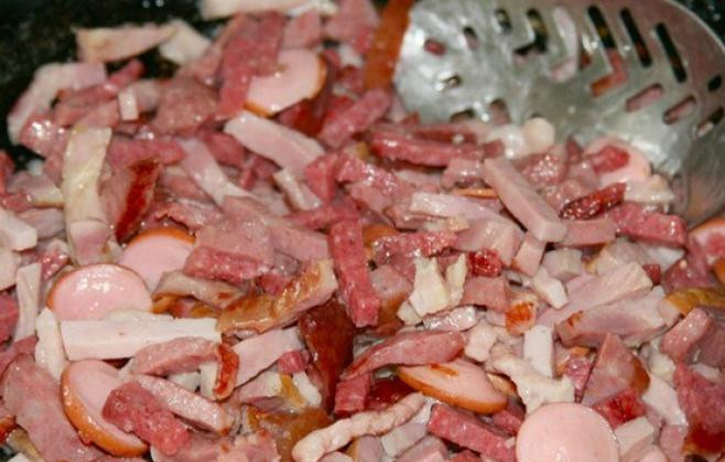 1. Этап. Солянка с томатной пастой: Можете копчености слегка обжарить.