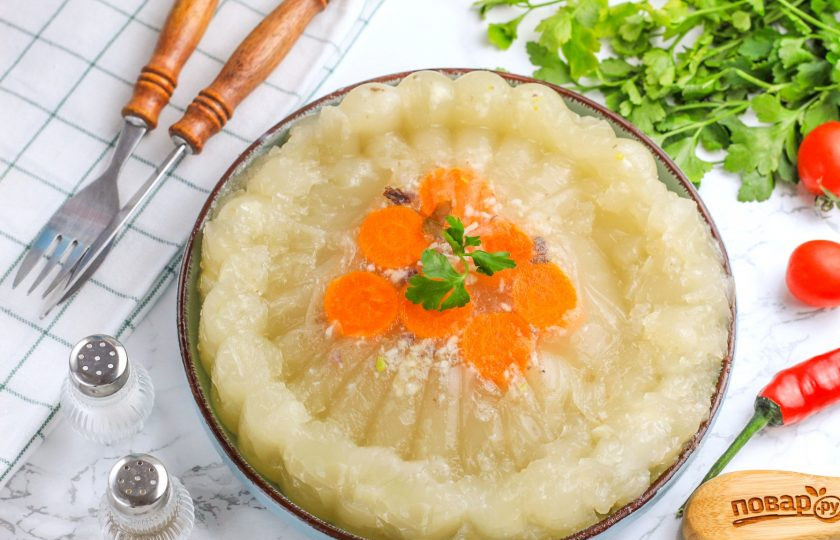 1. Этап. Желе из мясного бульона: Спустя указанное время аккуратно прогрейте снизу и по бокам форму теплой водой, чтобы желе отстало от нее. Главное — не заливайте внутрь! Переверните форму на тарелку и украсьте желе из мясного бульона свежей зеленью. Подайте к столу охлажденным. Приятного вам аппетита!