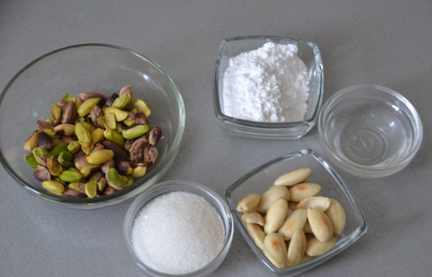 1. Этап. Фисташковые эклеры: До начала готовки эклеров, приготовьте фисташковую пасту, если у вас нет готовой. Нам понадобятся: фисташки, миндаль, сахарная пудра, сахар и вода.