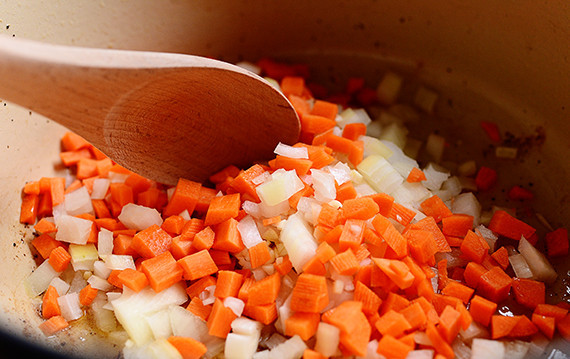 1. Этап. Сэндвичи с ребрышками: В оставшемся от жарки мяса масле обжарьте лук, чеснок и морковь.