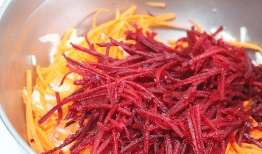 1. Этап. Салат Зимнее ассорти: Добавить натертую свеклу.