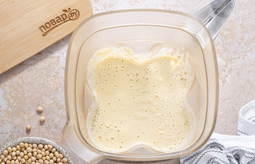 1. Этап. Соевый крем-чиз: Измельчите соевые бобы в блендере с 500 мл. до однородности.