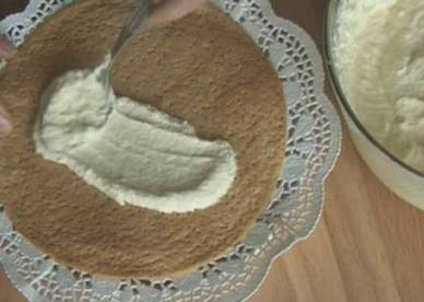 1. Этап. Наполеон со сгущенкой: Промазываем кремом коржи, формируем торт.