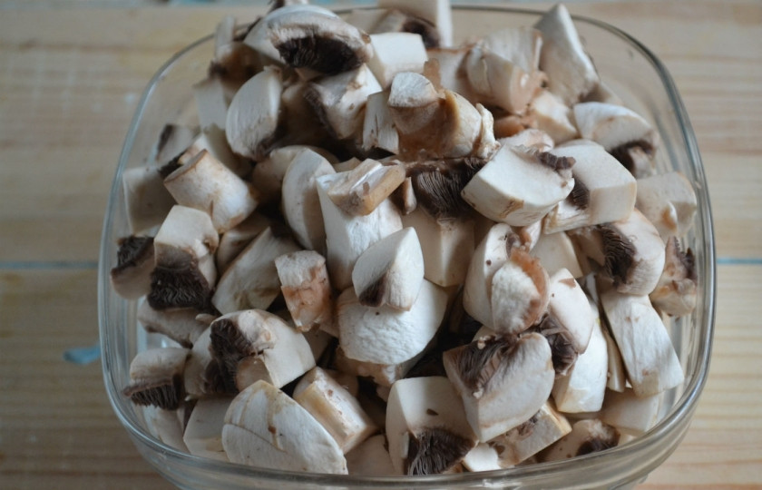 1. Этап. Фаршированные кабачки в духовке: Шампиньоны измельчите по своему усмотрению. Я обычно рублю на мелкие кубики, чтобы начинка не превратилась в кашу. Обжарьте лук, морковь и грибы в растительном масле до готовности. Не забудьте добавить соль по вкусу.