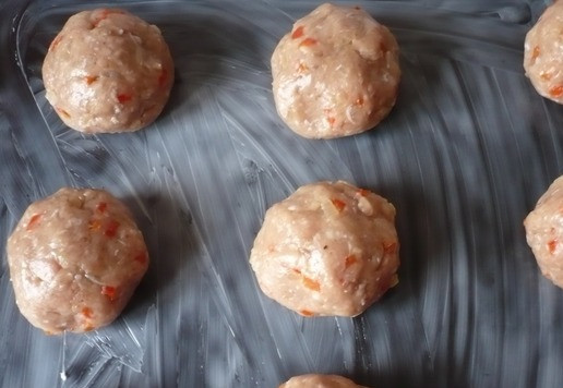 1. Этап. Мясные гнезда из фарша индейкиЗмейки: Из приготовленного фарша сформируйте шарики (каждый шарик ~ 120 гр), выложите на смазанный маслом противень.