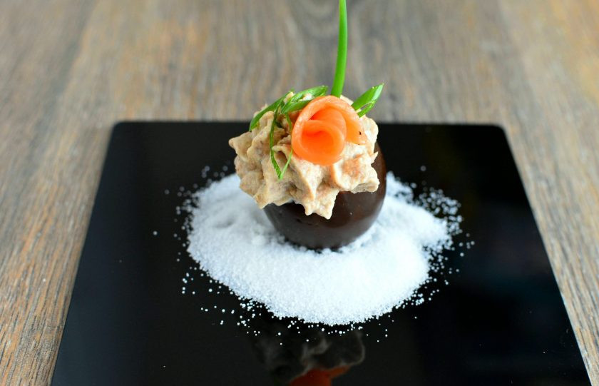 1. Этап. Черные яйца, фаршированные тунцом и икрой трески: Для устойчивости чуть подрежьте донышко. Начините яйца, выпустив начинку из корнетика или мешочка с зубчатым наконечником по спирали. Украсьте зеленью и тонкими ломтиками малосольного лосося. Подавайте в качестве холодной закуски.