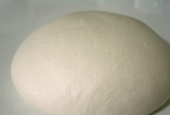 1. Этап. Булочки в виде ёлки: На следующий день мы достаем опару из холодильника и обминаем ее немного, затем добавляем в опару еще 90 грамм муки, 1 столовую ложку холодного молока, чайную ложку дрожжей, половину яйца, мелкую соль и сахар. Теперь очень тщательно руками вымешиваем тесто до однородного состояния, в конце добавляем сливочное масло и еще раз вымешиваем тесто, пока оно не станет мягким и эластичным. После этого мы опять накрываем миску с тестом пищевой пленкой и отставляем в сторону на какое-то время, тесто должно увеличиться в размерах вдвое.