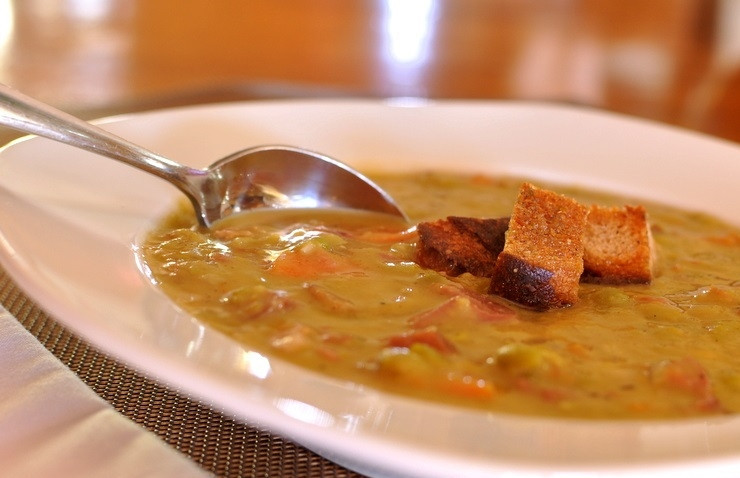 1. Этап. Простой гороховый суп с копченостями: 6. Подавайте суп сразу, украсив его сухариками.