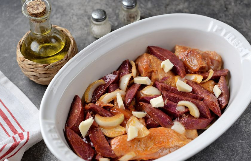 1. Этап. Батат с курицей в духовке: Переложите курицу с бататом в огнеупорный противень, сверху выложите маленькие кусочки сливочного масла и оправьте в предварительно разогретую до 190 градусов духовку без конвекции на 40-50 минут. Готовность проверяйте ножом.