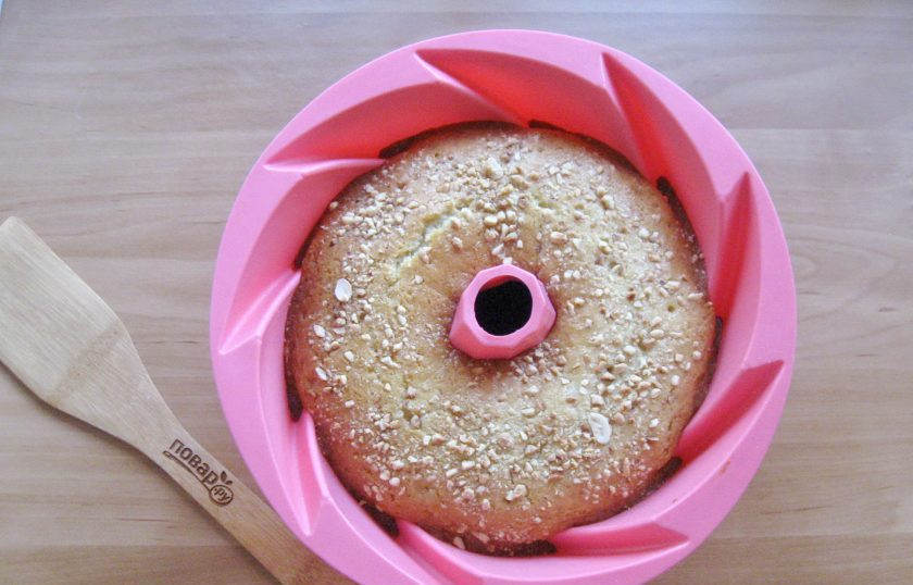 1. Этап. Кекс на кефире с корицей: Выпекайте кекс в духовке, заранее разогретой до 170-175 градусов 40-45 минут. Готовность проверяйте деревянной палочкой. При накалывании она должна выходить из кекса сухой.