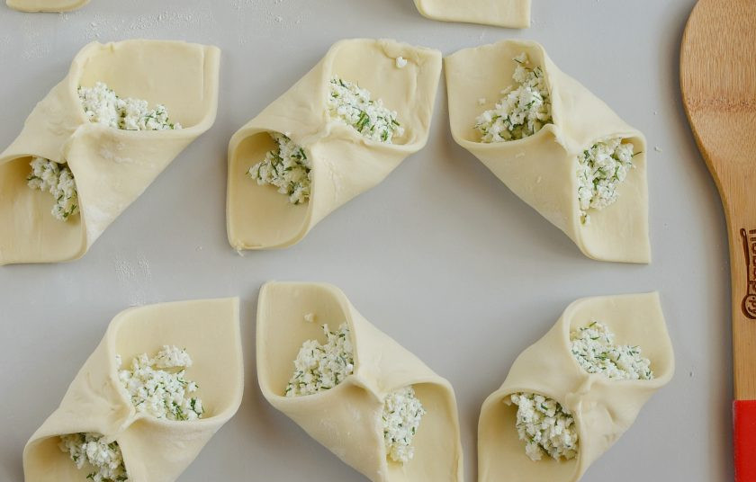 1. Этап. Слоеные конвертики с творогом: Соедините противоположные концы теста, хорошо прищипните, чтобы конвертики не открылись во время выпечки.