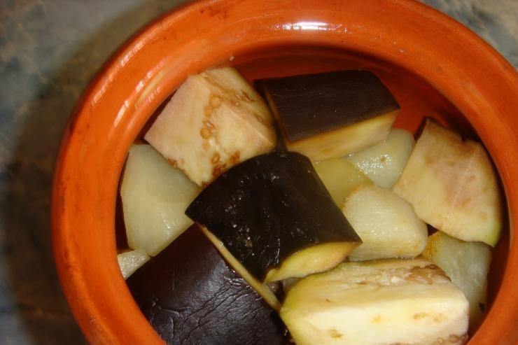 1. Этап. Чанахи в горшочках: Следующим слоев выкладываем баклажан.