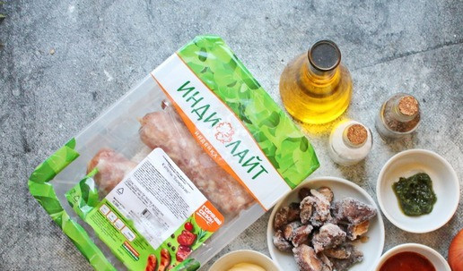 1. Этап. Купаты с грибами в соусе: Подготовьте все необходимые ингредиенты для приготовления. Грибы можно взять любые, у меня лесные замороженные, томатную пасту заменить на кетчуп или пассату.