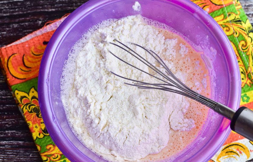 1. Этап. Блины на йогурте с дырочками: Добавьте просеянную муку.