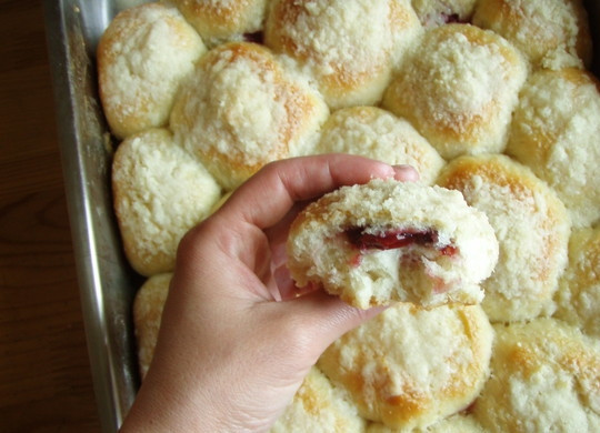 1. Этап. Булочки с вишней: 7. Вот и весь секрет, как приготовить булочки с вишней. Приятного чаепития!