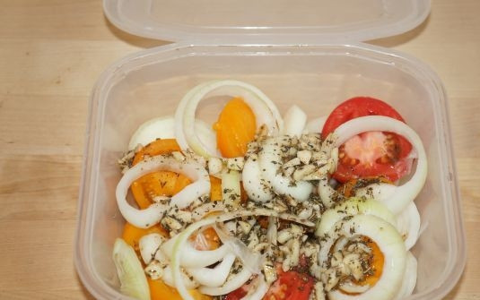 1. Этап. Ароматная закуска из помидоров: Залейте помидоры заправкой. Закройте закуску крышкой, и встряхните емкость. Уберите всё в холодильник.