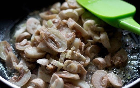 1. Этап. Грибная лазанья: 3. Добавьте грибы. Если они суховаты, то влейте немного водички.