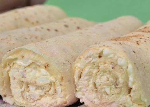 1. Этап. Рулеты из лаваша с курицей и плавленым сырком: И сверните его рулетом. Поставьте лаваш в холодильник на пару часов, затем выньте и порежьте на порции.