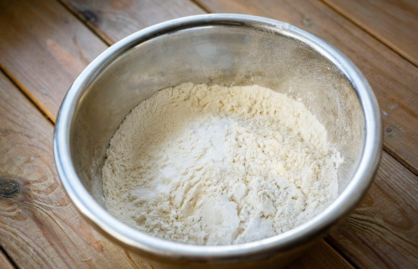 1. Этап. Ирландский хлеб из овсянки: В миску выложите всю пшеничную муку, добавьте соду и ложкой эти ингредиенты перемешайте для равномерного распределения.