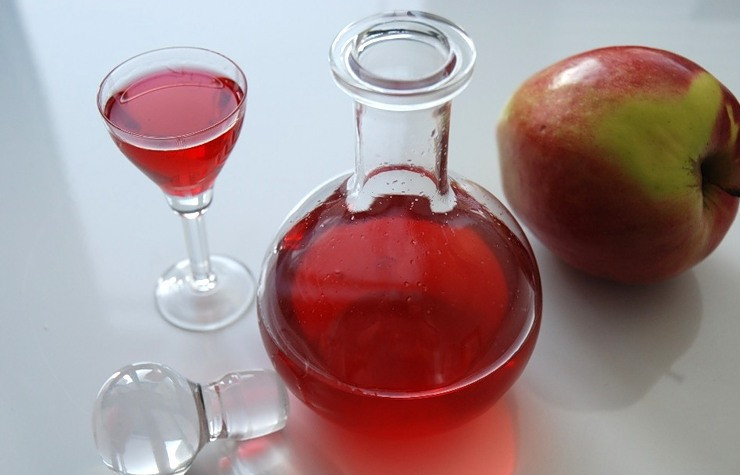 1. Этап. Брусничный ликер: 3. Отцеживаем через сито, охлаждаем - и ликер готов!