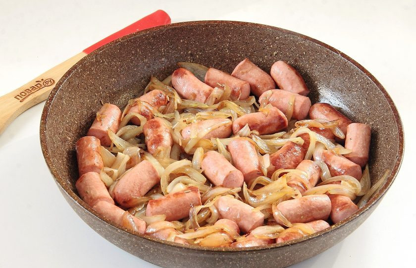 1. Этап. Пирог с колбасками и карамелизированным луком: Верните на сковороду колбаски и перемешайте.