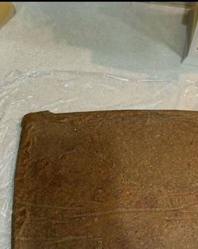 1. Этап. Печеночный рулет Две начинки: По готовности вынимаем из духовки печеночную основу для рулета и сразу перекладываем на поверхность, застеленную пищевой пленкой