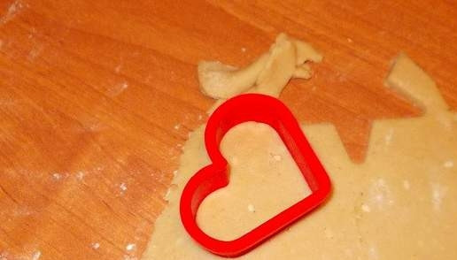 1. Этап. Домашнее печенье на скорую руку: Раскатываем тесто в тонкий пласт и вырезаем с помощью формочек фигурки. К этому процессу можно подключить детей:) Если времени у вас совсем мало - тогда можно просто порезать раскатанное тесто ромбиками, квадратиками, треугольниками.