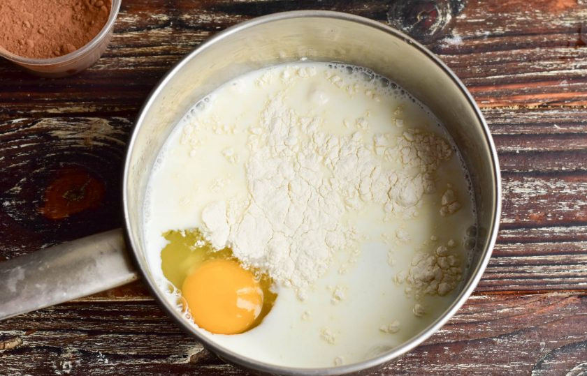 1. Этап. Профитроли с банановым кремом: Добавьте 1 ст. ложку муки. Хорошо все перемешайте венчиком.