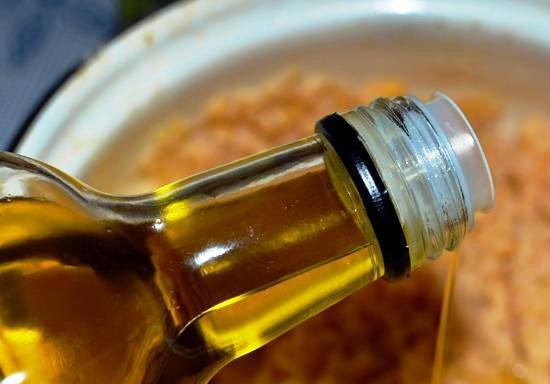 1. Этап. Гороховая каша с луком: Добавьте в кашу немного оливкового масла.