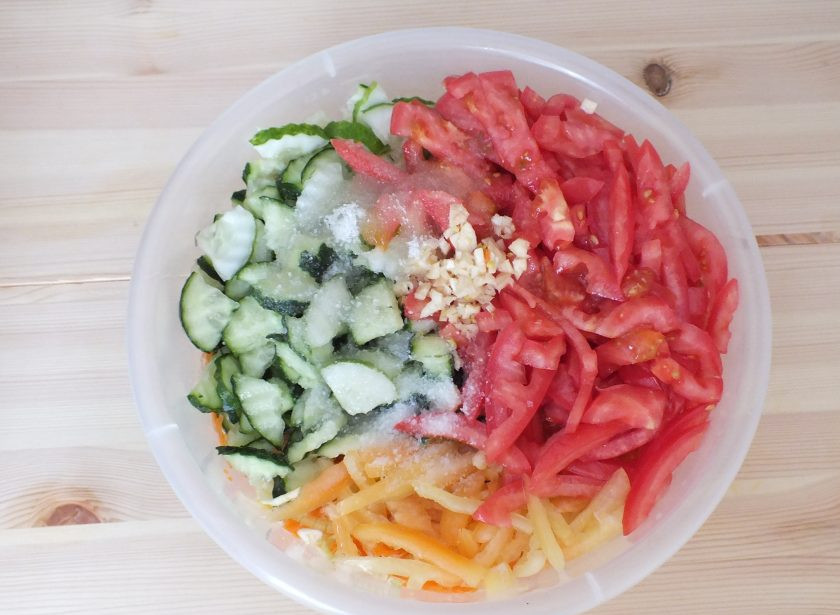 1. Этап. Салат Огород на зиму: Нарежьте огурцы четвертинками, перец и помидоры соломкой, измельчите чеснок. Переложите в чашу с овощами, добавьте воду, соль, сахар, черный перец, масло растительное и уксусную эссенцию.