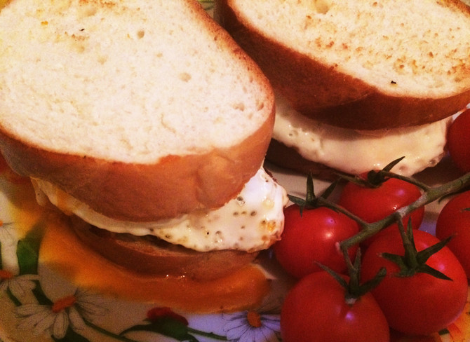 1. Этап. Тосты с ветчиной и овощами: Накрываем бутерброд хлебом. Тосты готовы.