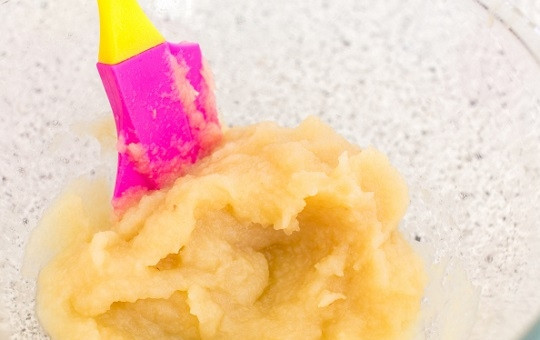 1. Этап. Грушево-лимонный пирог: 2. Очищенную грушу нарежьте кубиками, проварите в сотейнике или микроволновке до мягкости. Также измельчите в пюре.