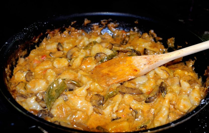 1. Этап. Овощи, тушенные в сметане: И в самом конце добавляем наши картофельные шарики (галушки), перемешиваем и тушим все минут 5. Подавайте блюдо горячим!