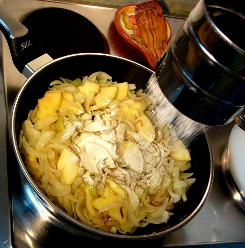 1. Этап. Тюрингский луковый суп: Через пару минут добавляем в сковороду муку, перемешиваем.