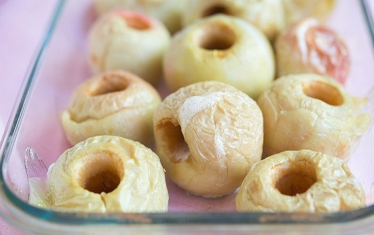 1. Этап. Яблочное мороженое без сливок: 1. Яблоки вымойте, аккуратно удалите сердцевину. Выложите в жаропрочную форму и отправьте в разогретую до 180 градусов духовку. Запекайте яблочки до мягкости (от 35 до 65 минут, а зависимости от размера).