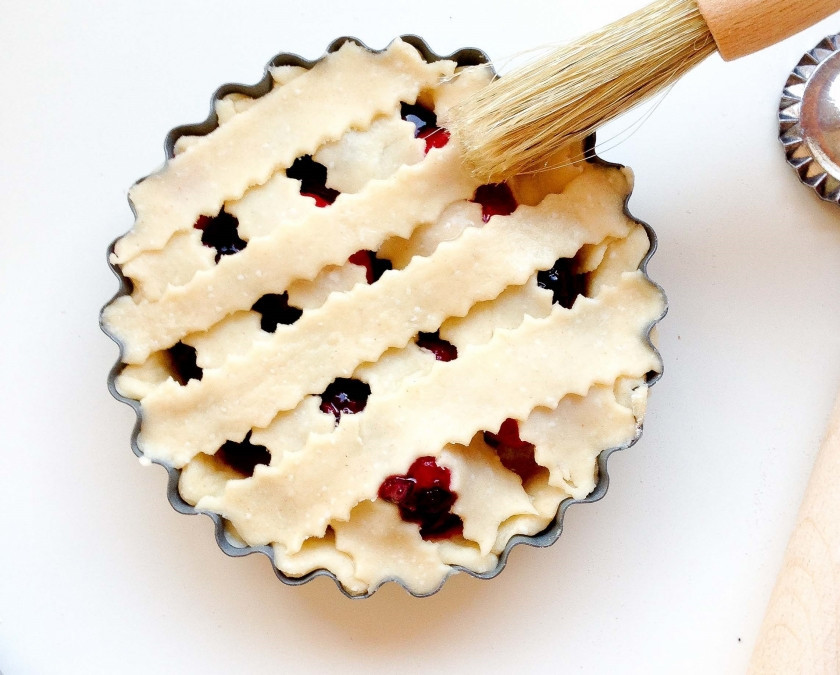 1. Этап. Корзиночки из творожного теста с ягодами: Можете оформить корзинки как небольшие пироги, сделав сеточку из нарезанных полосок.