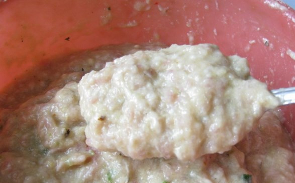 1. Этап. Оладьи из мясного фарша: Добавляем фарш (куриный, говяжий, свиной), яйца, специи, зелень (если захотите), муку и разрыхлитель. В результате - консистенция как на драники.