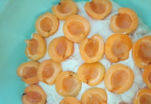 1. Этап. Пирог с жерделами и яблоками: Тесто выливаем в форму, абрикосы (жерделы) выкладываем разрезом вверх. Отправляем в духовку на 25 минут при температуре 180 градусов.