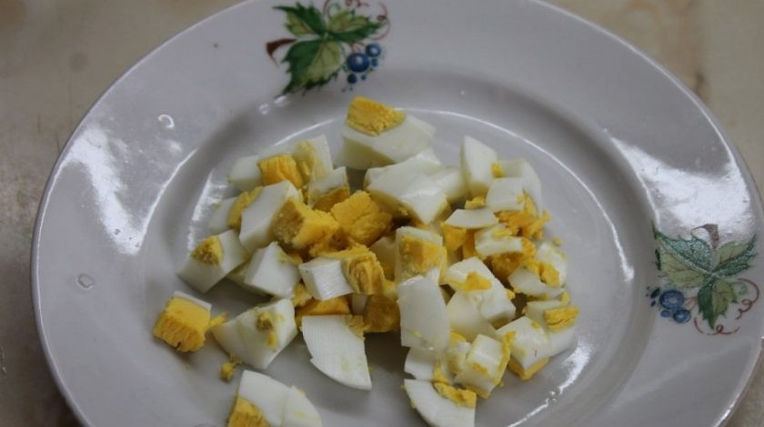 1. Этап. Суп со щавелем и крапивой: Отдельно отварите яйцо, добавьте его в суп кусочками, когда уже будет готова картошка.