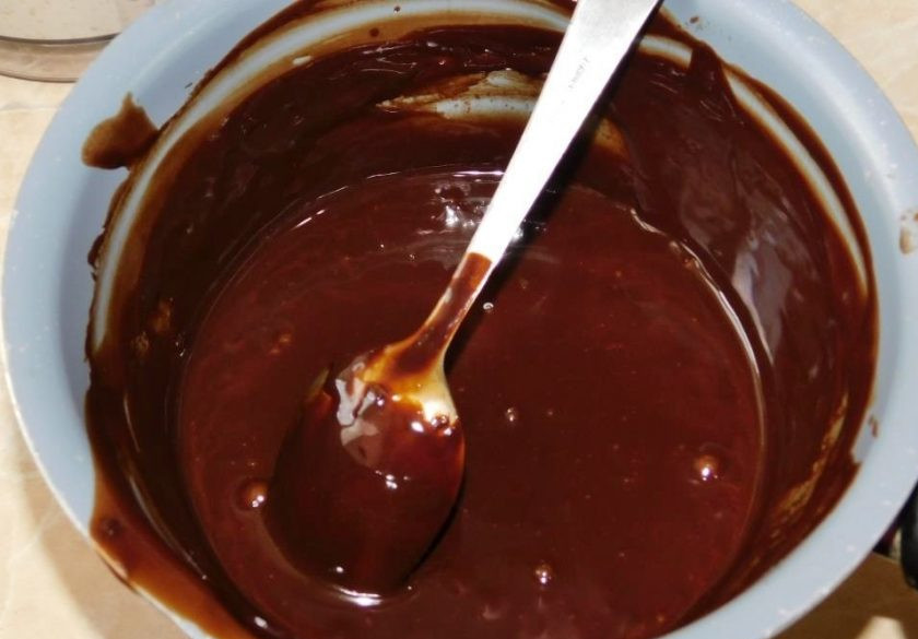 1. Этап. Творожный десерт с шоколадом: Растопите шоколад со сливками. Остудите.