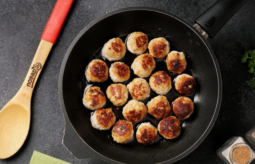 1. Этап. Фрикадельки с цветной капустой: Обжарьте на сильном огне с двух сторон до румяной корочки, затем добавьте чуть-чуть воды, накройте сковороду крышкой и тушите на минимальном огне около 7-10 минут.