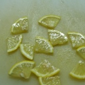 1. Этап. Солянка в мультиварке: Нарежьте лимон дольками.