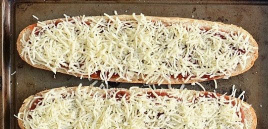 1. Этап. Пицца на батоне в духовке: 3. На средней терке натрите сыр. Можно его выложить на соус или присыпать сверху начинки, как вам больше нравится.