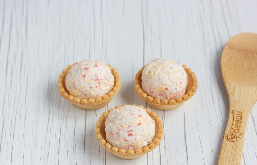 1. Этап. Закуска в тарталетках Поросята: Влажными руками сформируйте шарики из подготовленной массы и выложите их в тарталетки.