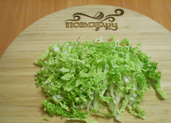 1. Этап. Салат Дамский угодник: Нашинкуйте капусту.