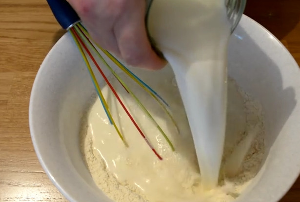 1. Этап. Ажурные блинчики на дрожжах: 2. Подогрейте молоко до 35-40 градусов и начните замешивать тесто, чтобы не было комочков. Накройте посуду полотенцем и оставьте на 1 час.