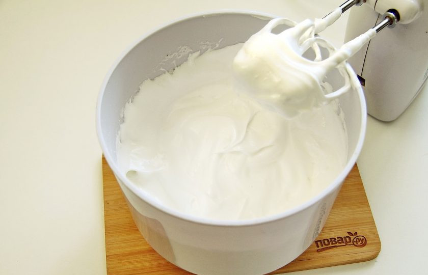 1. Этап. Бисквит для торта в мультиварке: Отделите белки от желтков. Белки взбейте миксером в крепкую пену. Затем добавьте ванилин и сахар. Взбивайте все вместе несколько минут до устойчивых пиков.