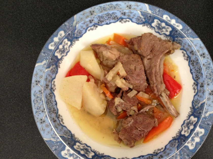 1. Этап. Корейка из баранины: 7. Тушу еще 30-40 минут до готовности картошки и достаю блюдо из духовки, подаю его горячим вместе с овощами и бульоном. Приятного аппетита!