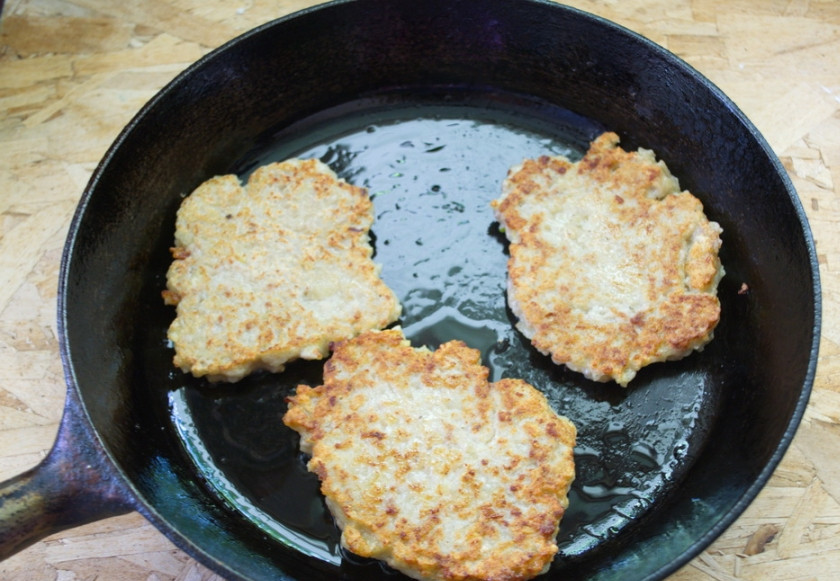 1. Этап. Драники в горшочках с мясом: На растительном масле обжариваем драники (деруны) как оладушки. Я выкладываю столовой ложкой.