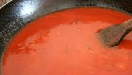 1. Этап. Фасолевая похлёбка: 10. Далее разбавляем томатную пасту половиной стакана воды. Выливаем смесь на разогретую сковороду и даем повариться. Затем добавляем в сковороду одну ст. ложку красного вина, тщательно перемешиваем.